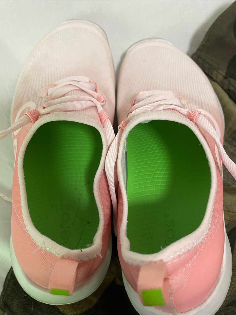 OOFOS Women’s “OOmg Sport Low Recovery” Pink & White Ombré Slip-On Sneakers, 7 - Picture 10 of 11
